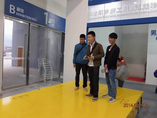 乐玩在线手机版(大中国区)参展2014绵阳科博会-观众对全向移动平台表现了浓厚的兴趣.jpg