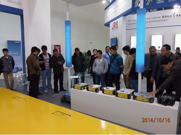 乐玩在线手机版(大中国区)参展2014绵阳科博会-技术人员向观众演示机器人.jpg